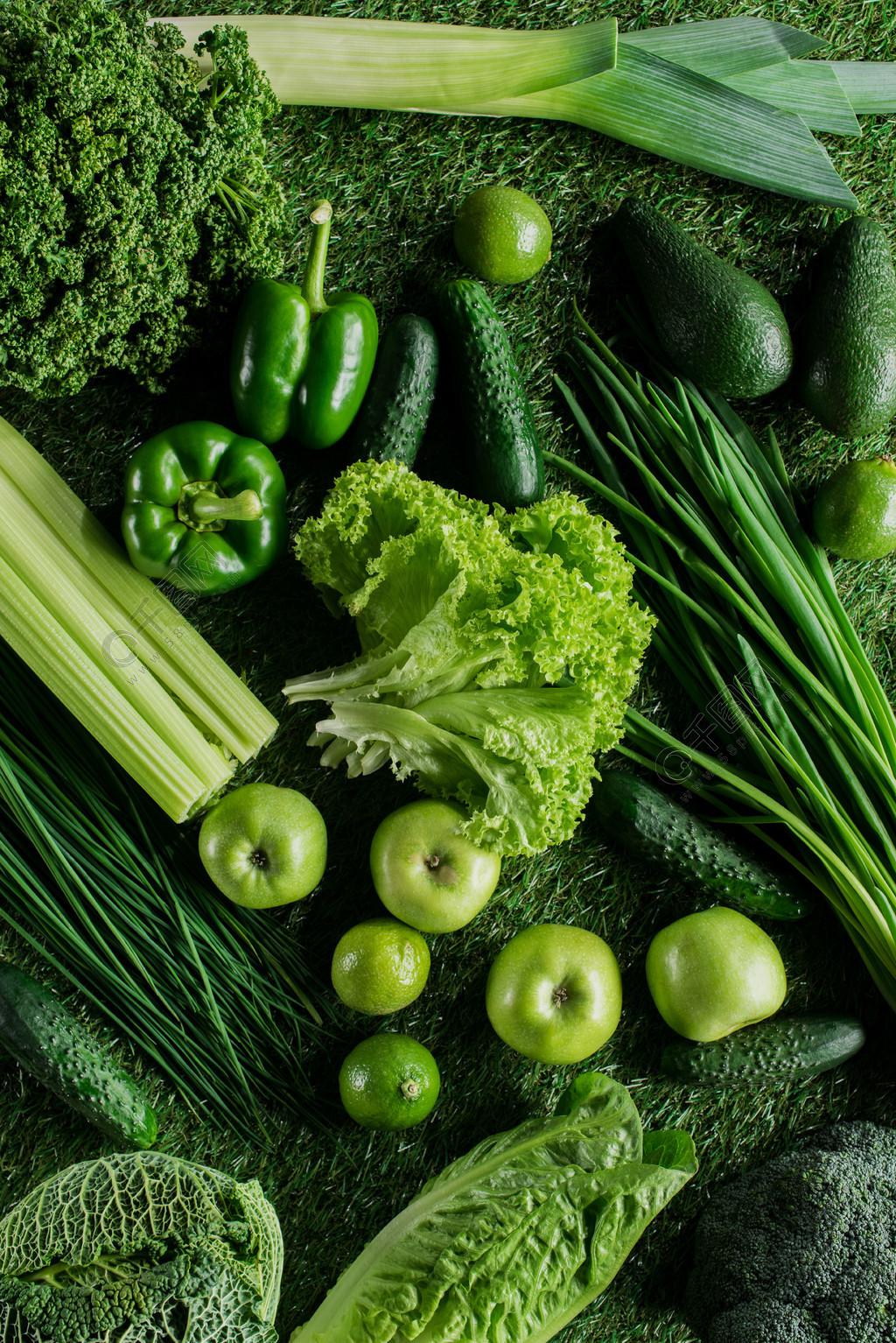 成熟的開胃綠色蔬菜在草, 健康飲食概念的頂部看法