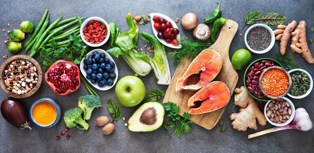 健康食物選擇: 歐米茄3的食物來源和不飽和的油脂、果子、蔬菜、種子、保健品與高維生素 e 和膳食纖維, 五谷在灰色背景下